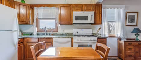 Fridge, microwave, stovetop, dishwasher