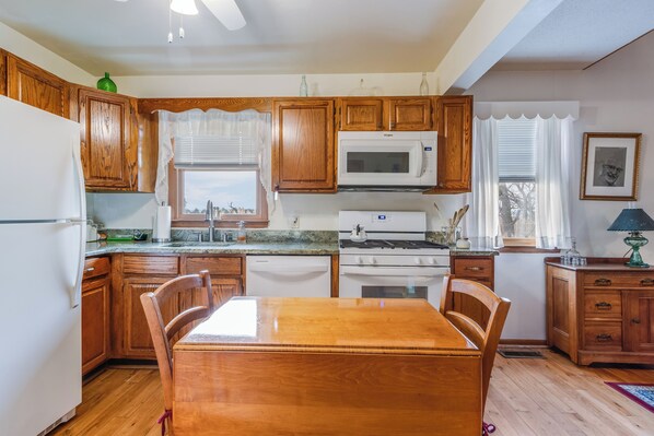 Fridge, microwave, stovetop, dishwasher