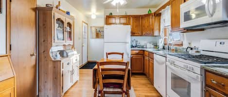 Fridge, microwave, stovetop, dishwasher