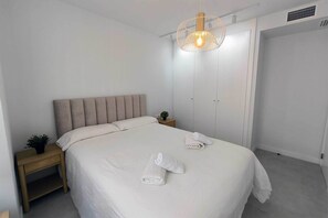 Room - Modern Apartment with Sea View (Estepona)