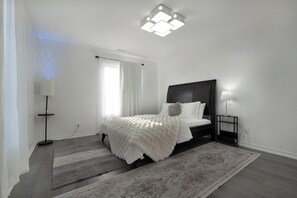 4 bedrooms, desk, iron/ironing board, free WiFi - Bright & Spacious 4BR Home | Private Backyard | Near Downtown Toronto (Ajax)