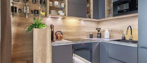 ثلاجة، ميكروويف، فرن، كرسي للأطفال