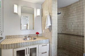 Dusche, Haartrockner, Bidet, Handtücher