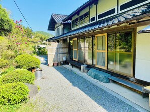 Property grounds - Beautiful riverside getaway near Yubara Hot Springs - AC, WiFi. Family Friendly! (Maniwa)