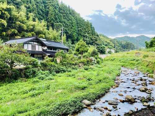 Beautiful riverside getaway near Yubara Hot Springs - AC, WiFi. Family Friendly!