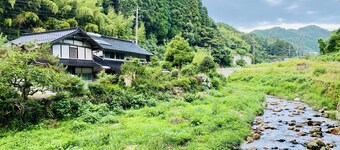 Beautiful riverside getaway near Yubara Hot Springs - AC, WiFi. Family Friendly!