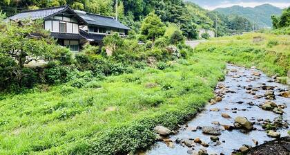 Beautiful riverside getaway near Yubara Hot Springs - AC, WiFi. Family Friendly!