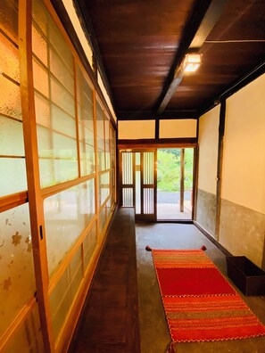 Interior - Beautiful riverside getaway near Yubara Hot Springs - AC, WiFi. Family Friendly! (Maniwa)