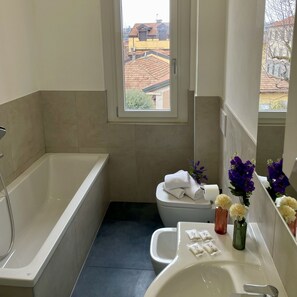 Shower, free toiletries, hair dryer, bidet - Bnbook Quadrilocale Italia (Rho)