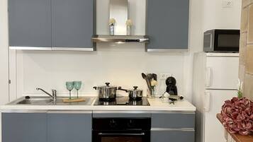 Frigorífico, horno, placa de cocina y lavavajillas