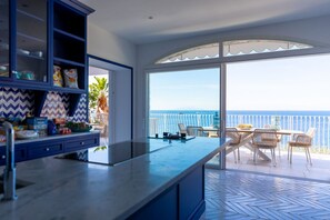 Kühlschrank, Herdplatte, Wasserkocher mit Kaffee-/Teezubehör, Toaster