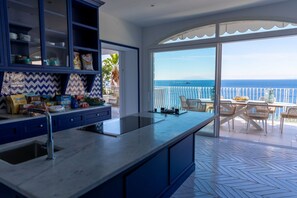 Kühlschrank, Herdplatte, Wasserkocher mit Kaffee-/Teezubehör, Toaster