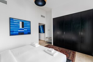 4 bedrooms, in-room safe, iron/ironing board, free WiFi