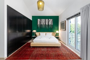 4 bedrooms, in-room safe, iron/ironing board, free WiFi