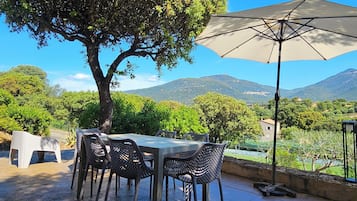 屋外ダイニングエリア