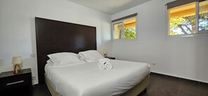 2 bedrooms, free WiFi, bed sheets - T3 Dolce & Vita D5 with swimming pool and mountain view (Propriano)