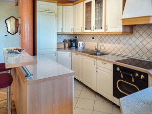 Kühlschrank, Ofen, Geschirrspüler, Kochgeschirr/Geschirr/Besteck