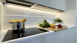 Refrigerador, horno, lavavajillas y utensilios de cocina