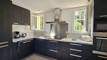 Refrigerador, microondas, horno y parrilla de estufa