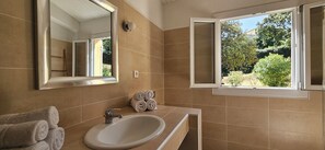 Douche, sèche-cheveux, serviettes fournies