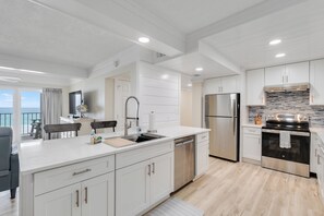 Køleskab, mikrobølgeovn, ovn, kogeplade