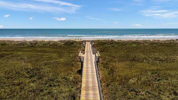 靠近海滩、沙滩椅