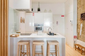 Fridge, microwave, oven, stovetop - Ribeira Gem Apartment by HostWise (Porto)