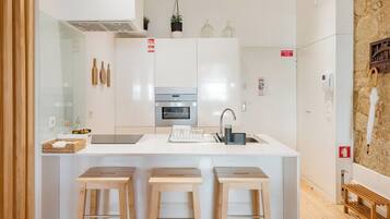 Réfrigérateur, micro-ondes, four, plaque de cuisson