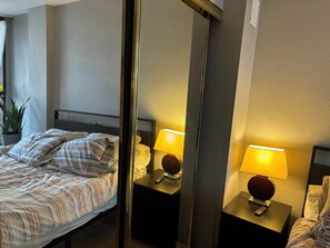 1 bedroom, iron/ironing board, WiFi, bed sheets - Cozy Home in Downtown Minutes from Seawall (Vancouver)