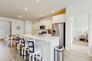 Kylskåp, mikrovågsugn, ugn och spishäll