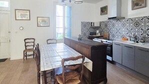 Kaffetrakter/tekoker, kjøleskap, mikrobølgeovn og ovn
