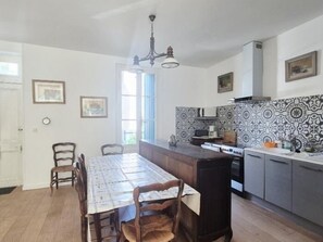 Een koelkast, een microgolfoven, een oven, een vaatwasser