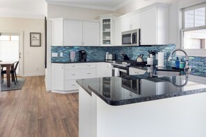 Paper towels - Chic Douglas Escape w/ Courtyard & Game Lounge (Douglas)