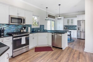 Paper towels - Chic Douglas Escape w/ Courtyard & Game Lounge (Douglas)