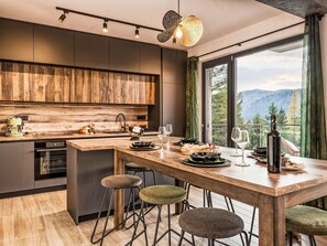 Kjøleskap, mikrobølgeovn, ovn og kjøkkenutstyr