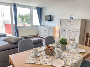 Dining - Nice apartment for 4 guests with WIFI, pool, TV, balcony and panoramic view (Sankt Englmar)