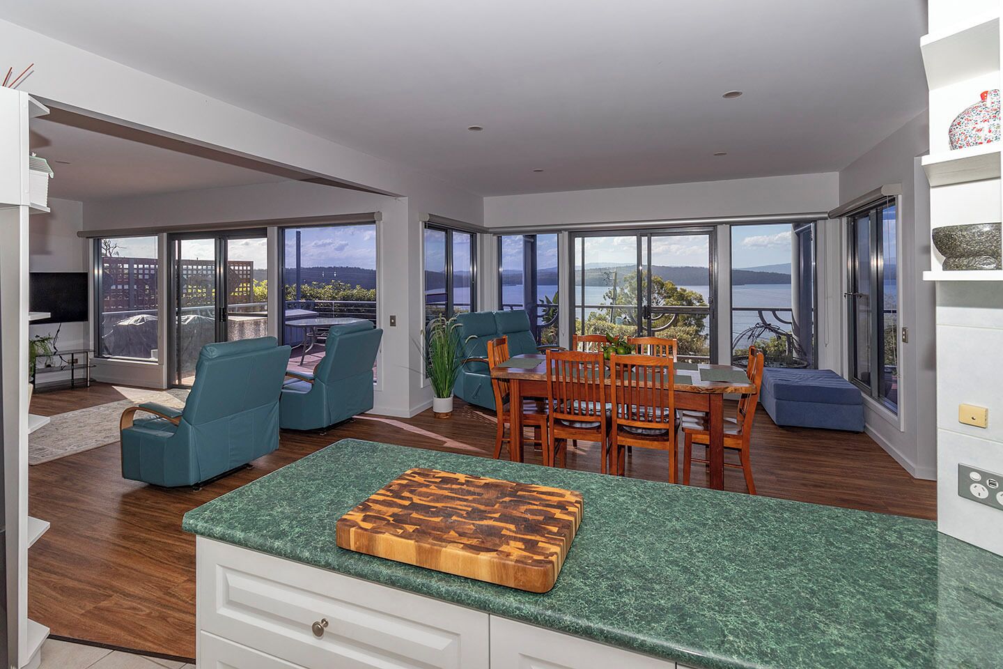 المنشأة من الداخل