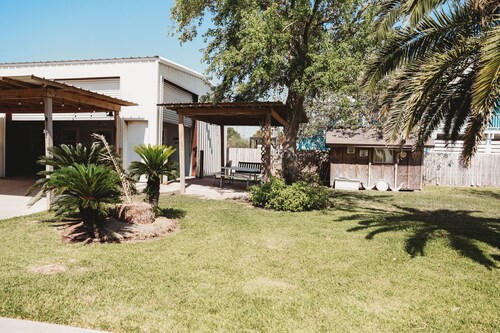 Charming studio with AC , WiFi, and 325 ft fishing pier with fishing lights.