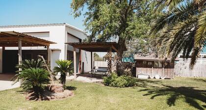 Charming studio with AC , WiFi, and 325 ft fishing pier with fishing lights.