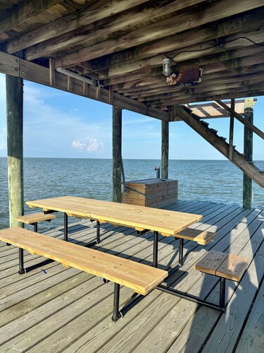 Charming studio with AC , WiFi, and 325 ft fishing pier with fishing lights.