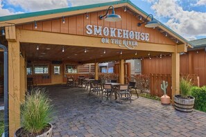 Outdoor dining - Whispering Oaks Campsite at River Ranch 400 (River Ranch)