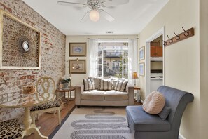 Smart TV, books - Above the Tea Room in the Heart of Downtown (Savannah)