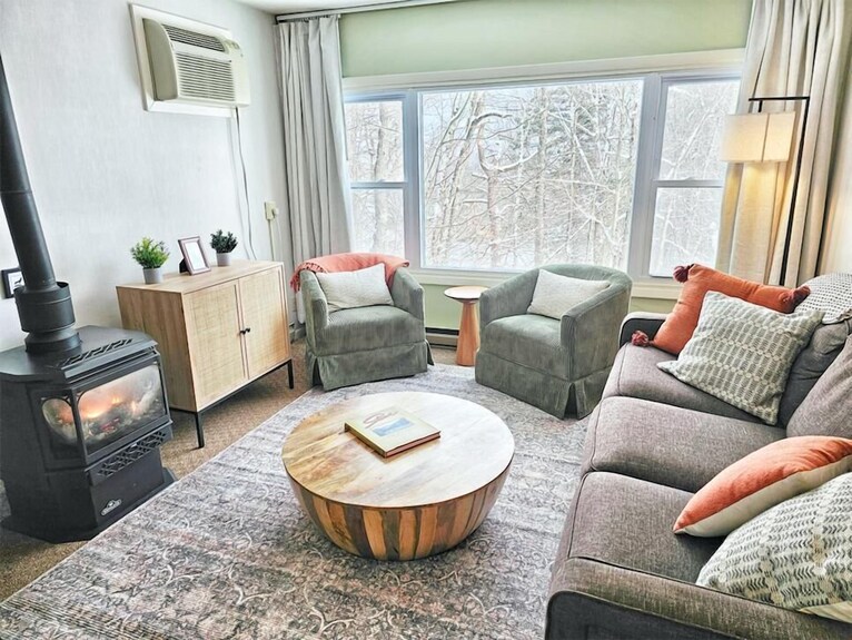 Stylish 2-br Condo W/gas Fireplace, Shared Hot Tub - Stowe, VT