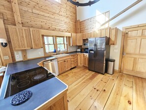 Private kitchen - Sweet Stowe Log Cabin Townhome Near Everything (Stowe)