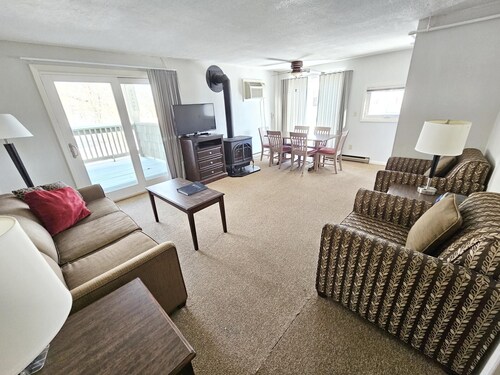 Centrally located 2BR condo, Hot Tub&Indoor Pool