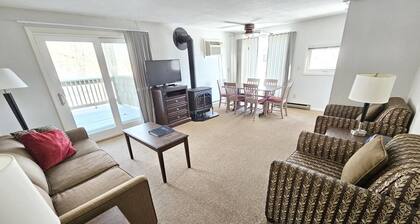 Centrally located 2BR condo, Hot Tub&Indoor Pool