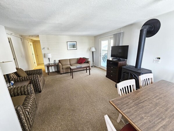 TV, fireplace
