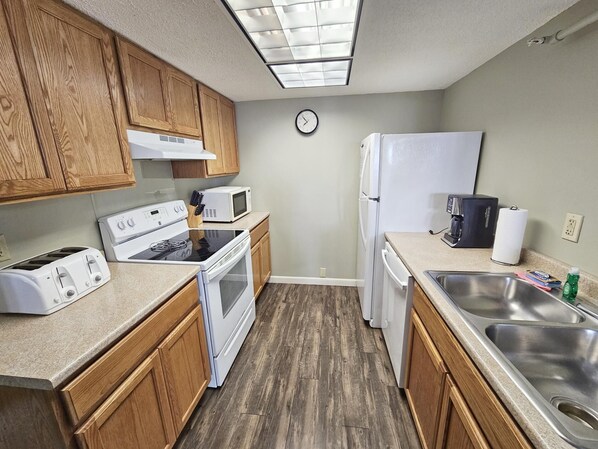 Fridge, oven, stovetop, dishwasher