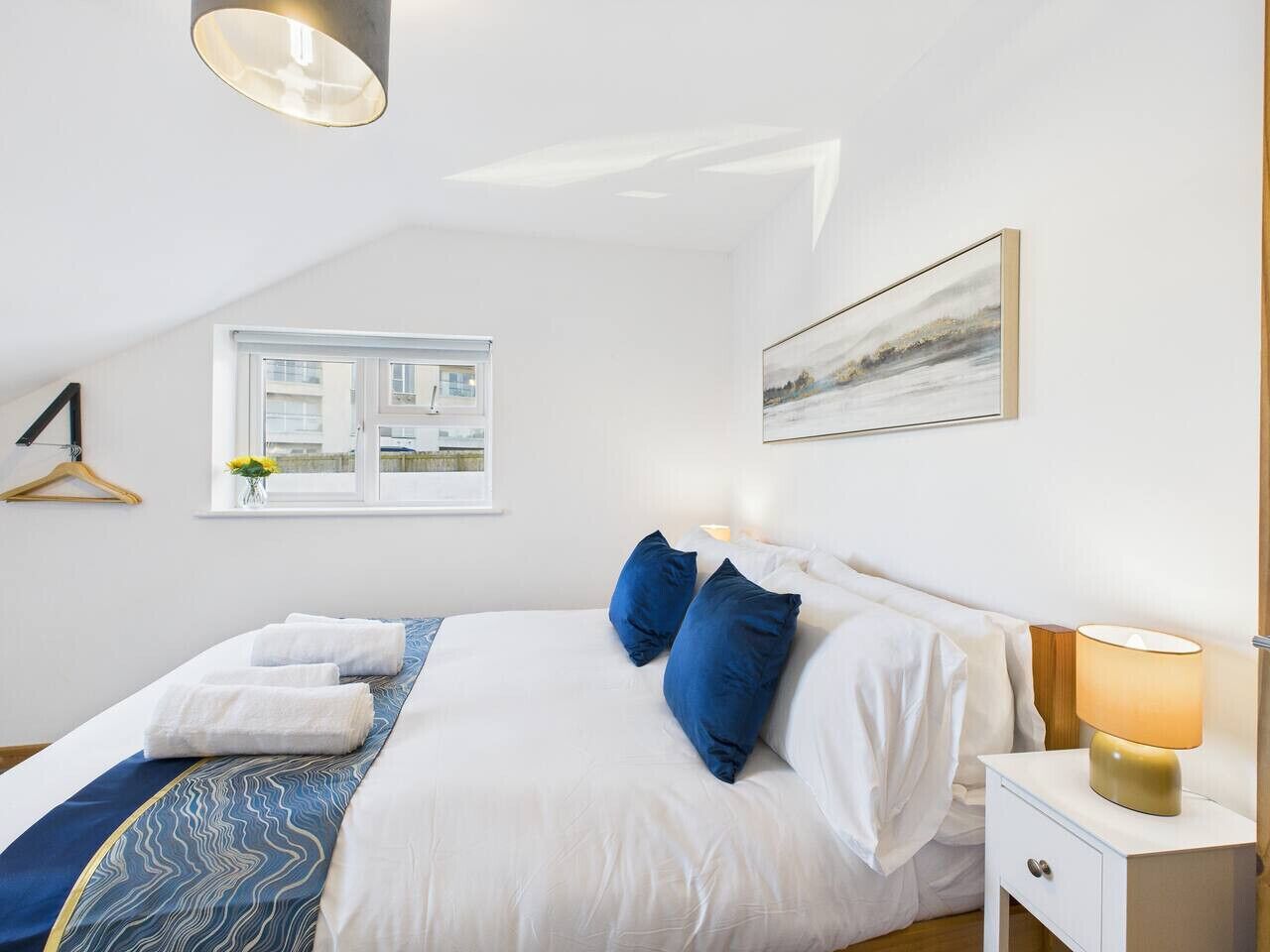 Escritorio, tabla de planchar con plancha, cuna de viaje y wifi gratis 