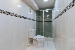 Regadera, toallas, jabón, papel de baño 